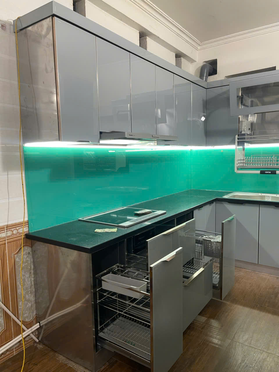 tủ bếp inox cánh kính 